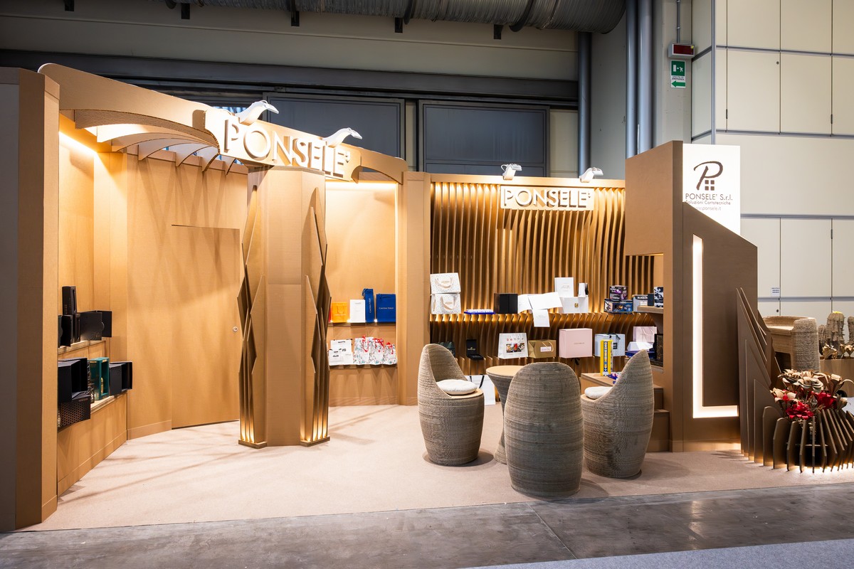 Veletržní expozice z lepenky s pultem a prezentační stěnou