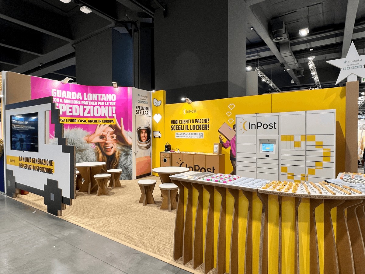 Veletržní expozice z lepenky s barem, stolky a taburetkami