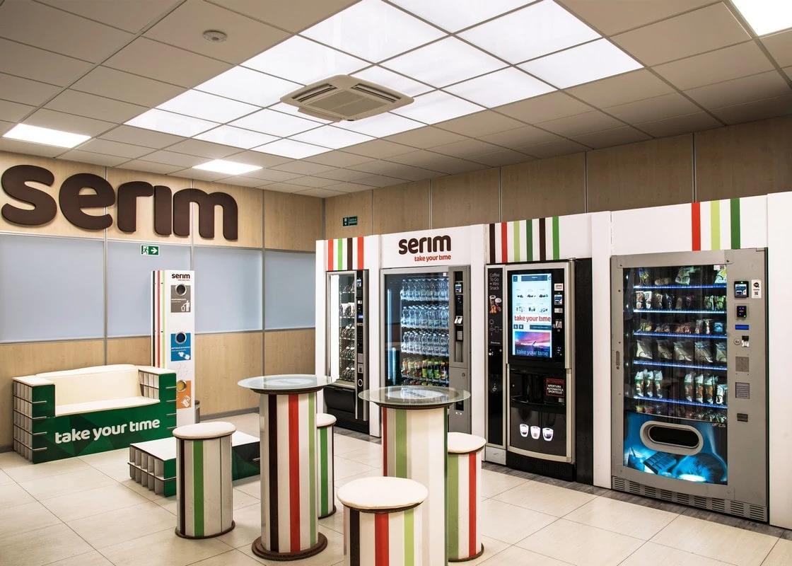 Sestava prodejních automatů s lepenkovým opláštěním a brandingem
