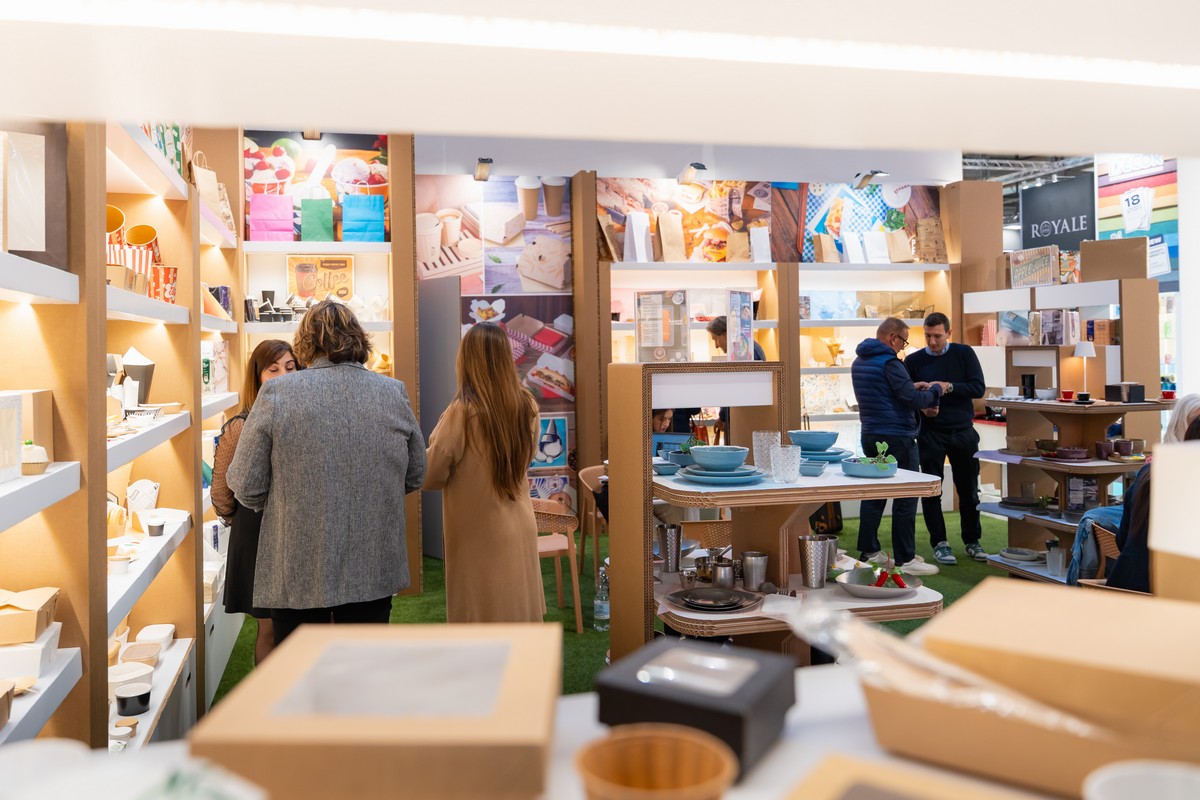 Podsvícené lepenkové regály s obaly pro gastronomii
