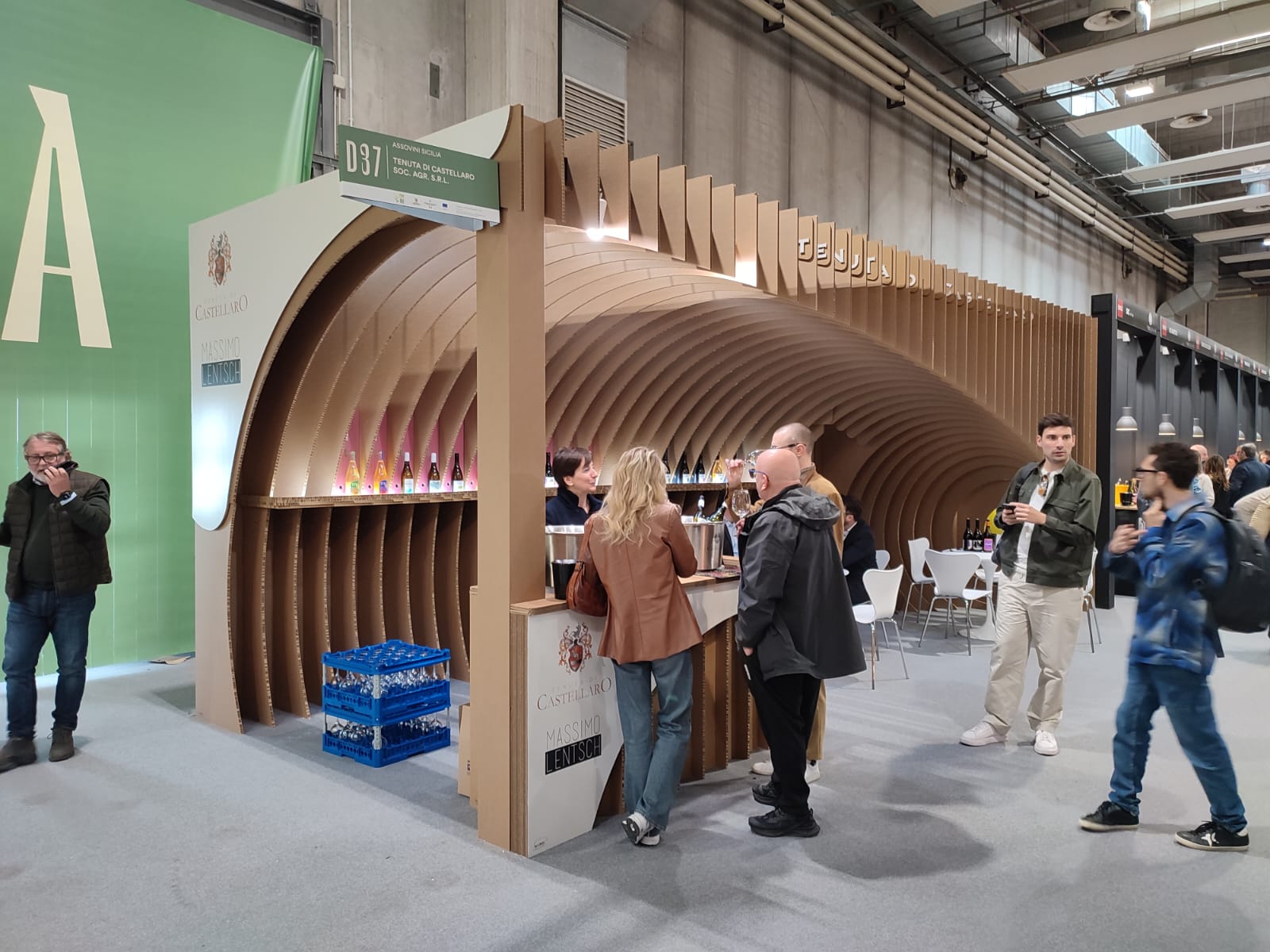 Klenutý lepenkový stánek Tenuta di Castellaro na veletrhu Vinitaly