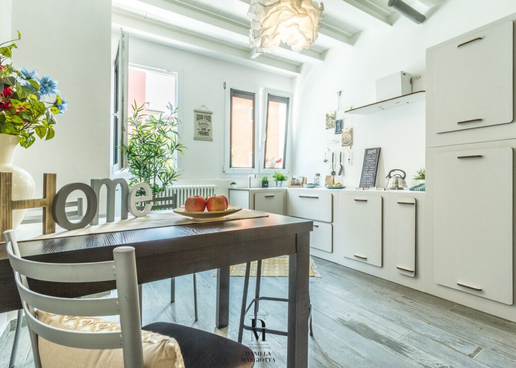 Obývací prostor vybavený lepenkovým nábytkem pro home staging