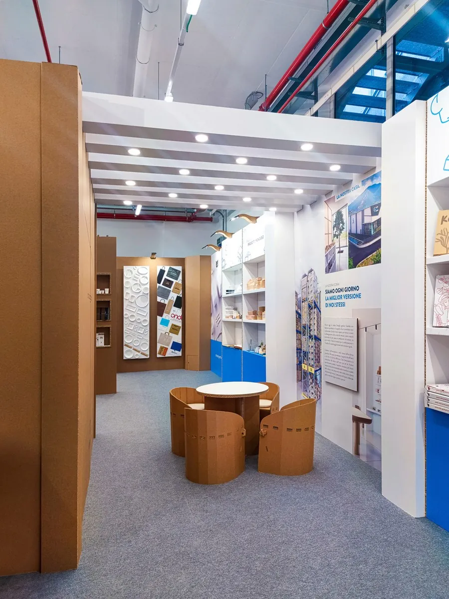 Lepenkové posezení a regály v expozici Carta Alto Garda