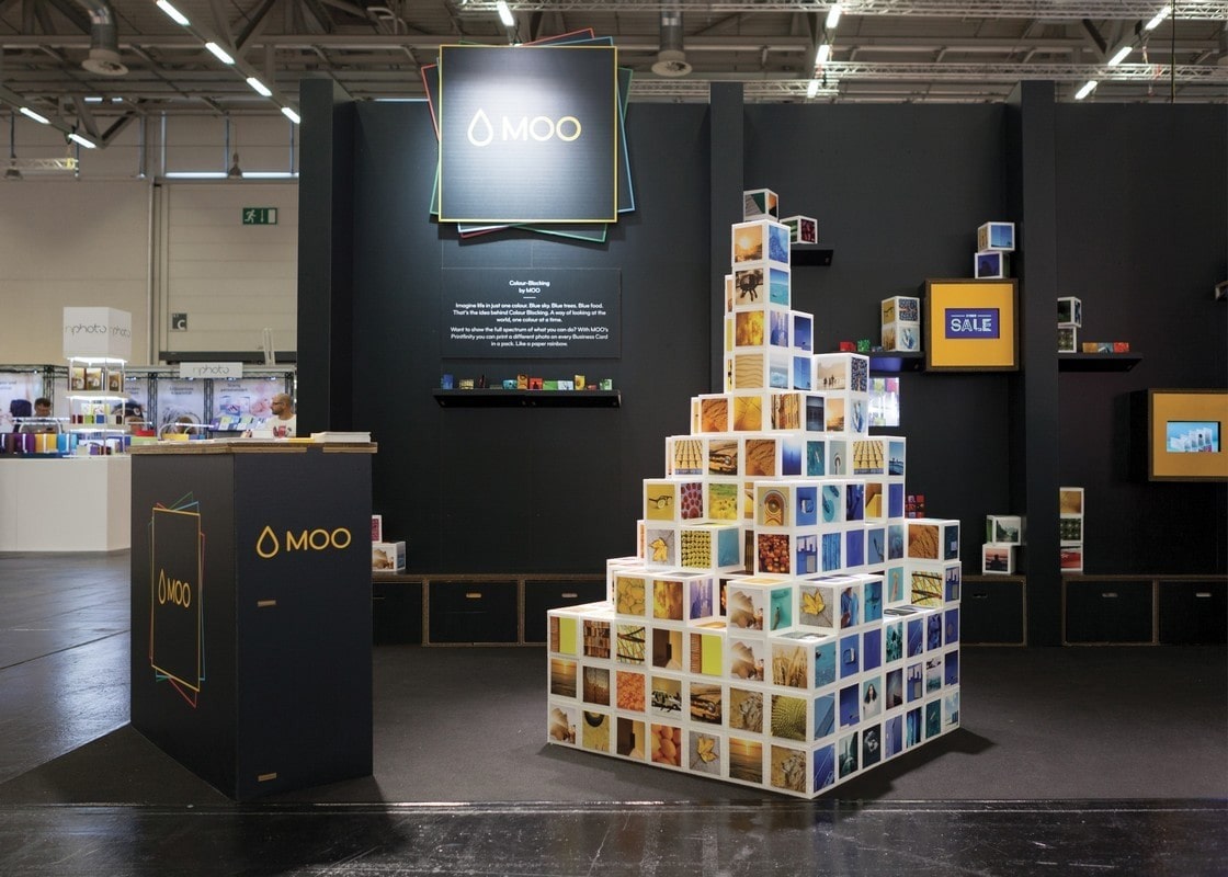 Lepenkový stánek MOO s pyramidou z fotokostek na veletrhu Photokina