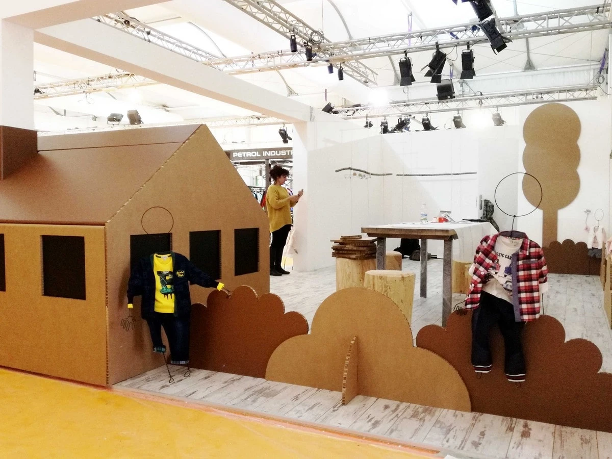 Lepenkový domeček a keře ve druhé edici stánku EMC