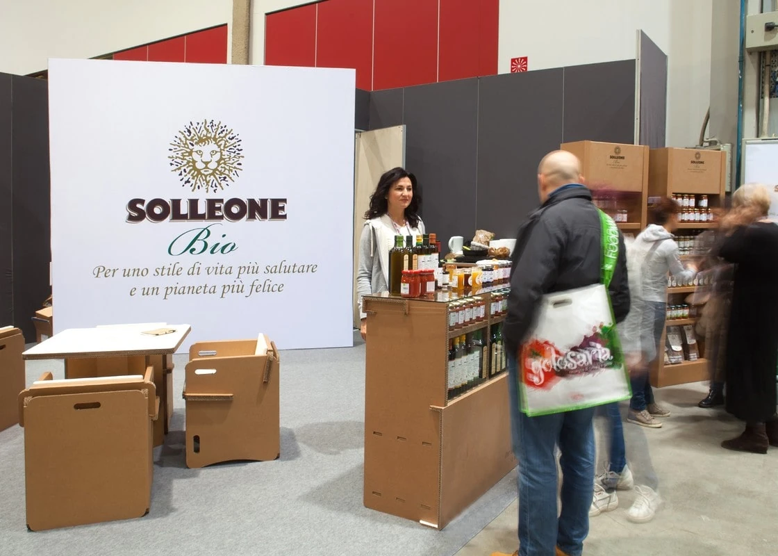 Lepenkový pult s produkty a posezení u stánku Solleone Bio